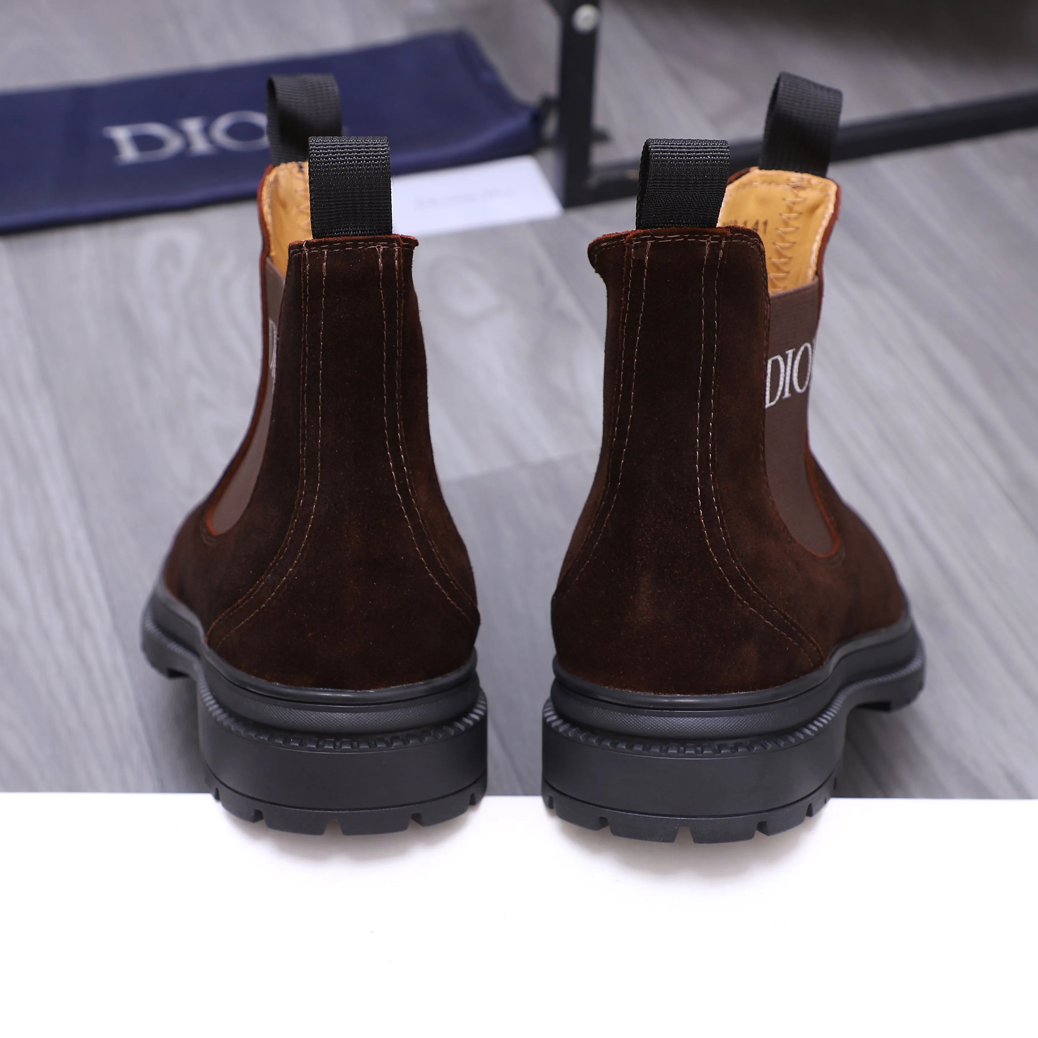 Men's shoes 💰500 Product trademark: Dior "Dior" high-top casual shoes Regular size: 38-45 (45 is custom-made and non-returnable) Product materials: Selected frosted cowhide upper, cowhide lining, rubber non-slip outsole